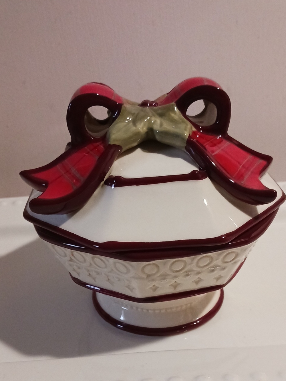 Grasslands Road Ceramic Trinket/Candy Dish With Lid in Red Plaid and Cream 🎀